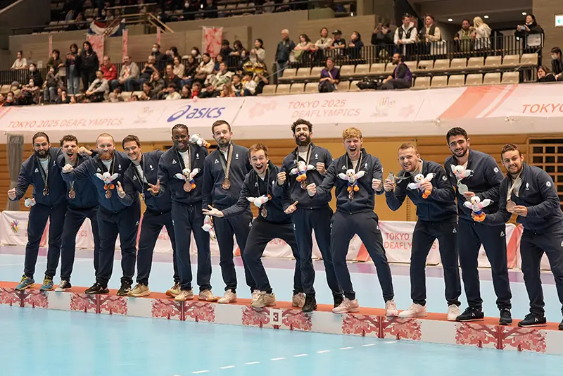 La médaille de bronze des Jeux Deaflympics à Tokyo